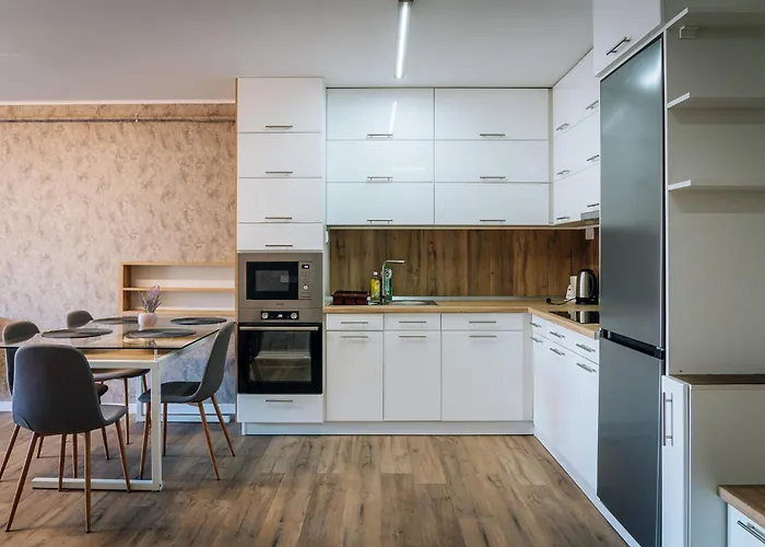 Apartament Spatios Cu Magazin Si Bus