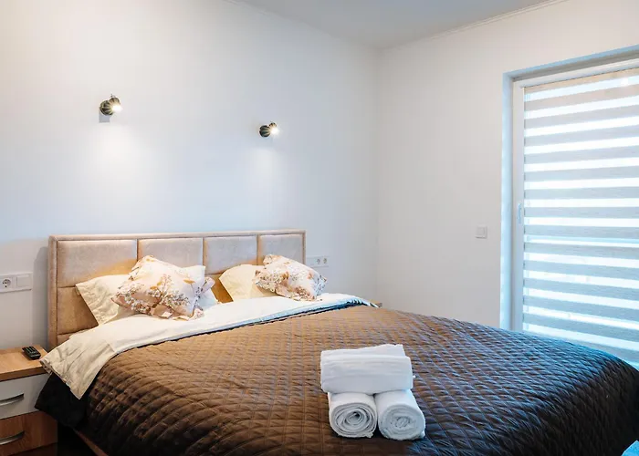 Apartament Spatios Cu Magazin Si Bus