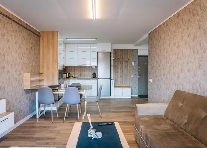 Apartament Spatios Cu Magazin Si Bus